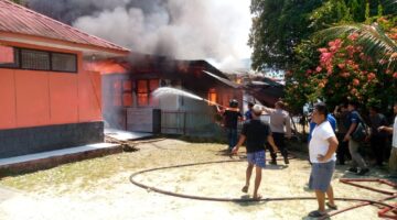 Polri dan TNI Bantu Padamkan Kebakaran yang Hanguskan Tiga Unit Rumah di Kota Subulussalam